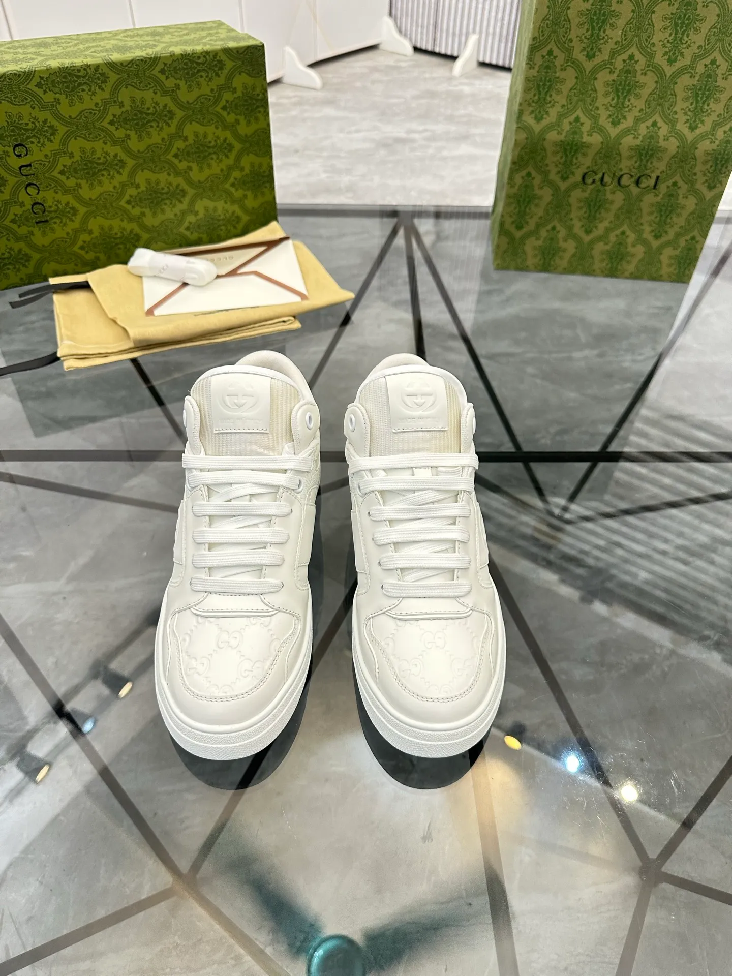 Selling men's shoes 💰: 💰P560¥ Top quality Product trademark: Gucci* "Gucci*" low-top casual shoes Regular size: 38-44 (can be customized to 45.46.) Product material: imported first-layer cowhide leather upper, breathable lining, original outsole. No.: 004